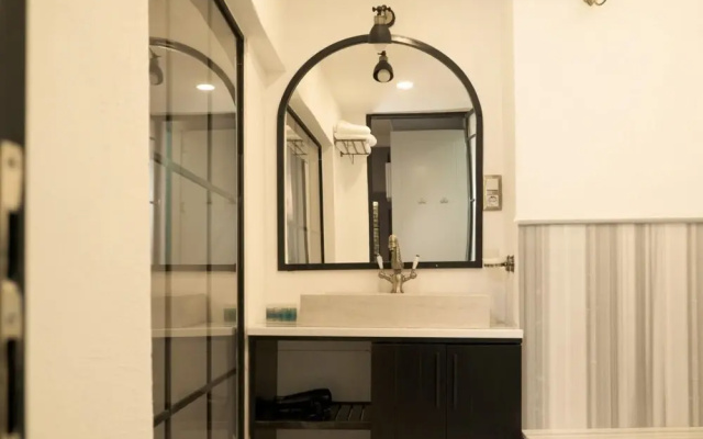 Flat With Turkish Hammam and Bar in Beyoglu