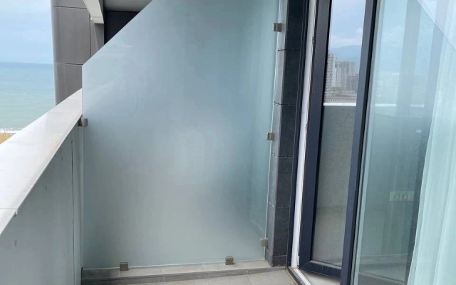 1 Bedroom Double Apartment with balcony and with partial sea view (full double bed) · Royal Medis Hotel — photo 2