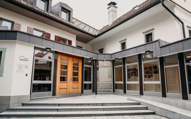 Dvor Jezeršek Brnik