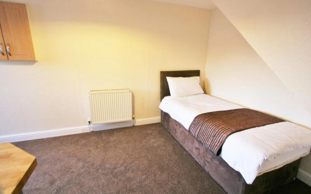 Hatherley Studio Lets by RoomsBooked