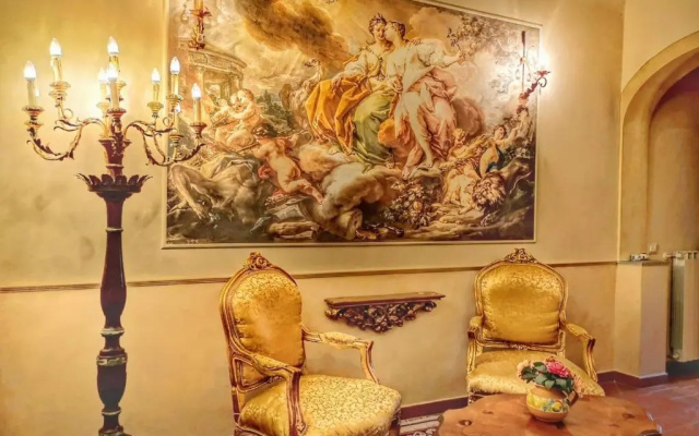 Classic Style Apartment In Center