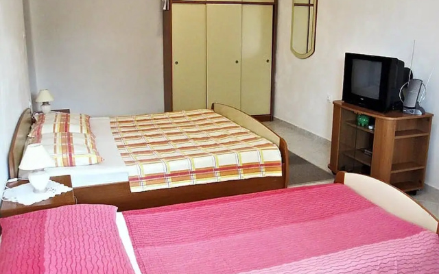 Apartment Serene Step From The Sea, Sleeps 5