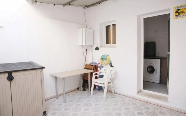 Modern 3-bed Apt, Sleeps 7, 6 Min Walk to Beach