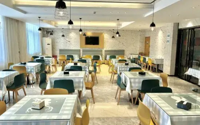 Weina Hotel (Wuhan Dahualing Subway Station Aeon Mall)