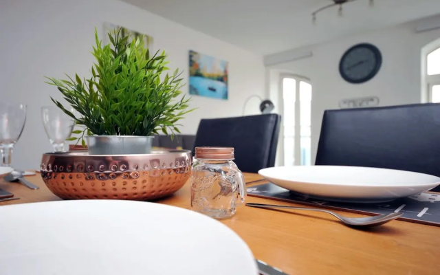 Lloyd George Avenue Apartments Sleeps 3