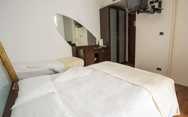 Aston Hotel