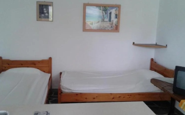 Prombona Petrino Spiti Studios