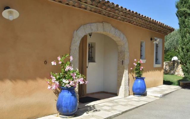 Stunning Villa Near Regusse With Private Swimming Pool