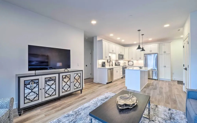 Downtown Traverse City Condo: 32 Mi to Ski Slopes!
