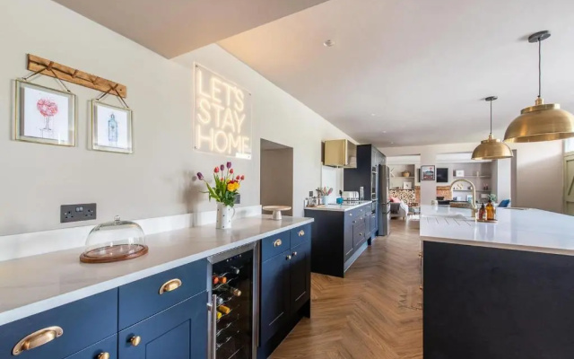 Luxury House Sleeps 14 With Secret Bar Near Bath