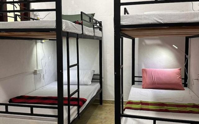 R BackPacker Hostel
