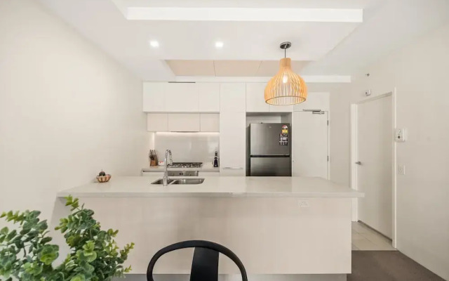 Chic West End Stay With Gym & Pool Access