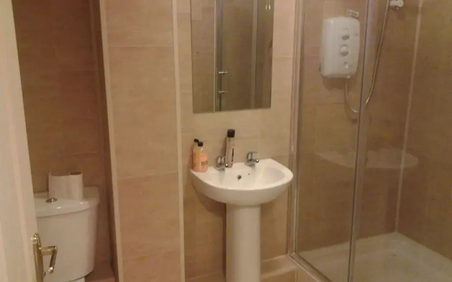 Galway 2-bed Apt, Sleeps 4, 5-min Walk to Station