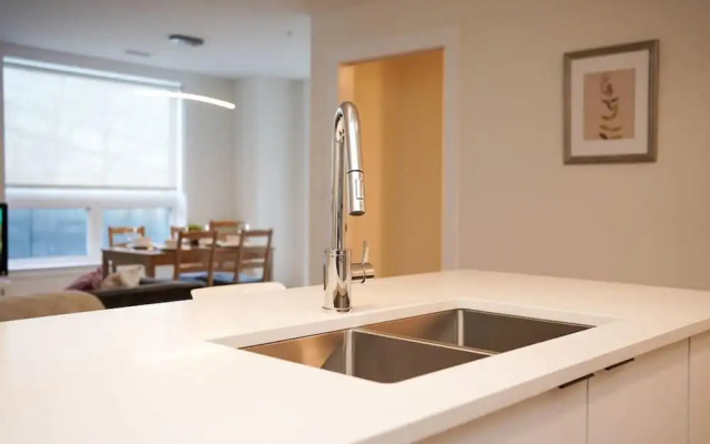 Luxurious Modern 2BR Condo Slps-5 Coffee AC Wifi