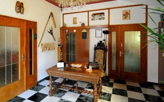 LHôte Antique