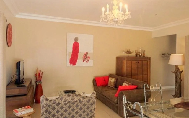 African Palm Cottage and Guesthouse