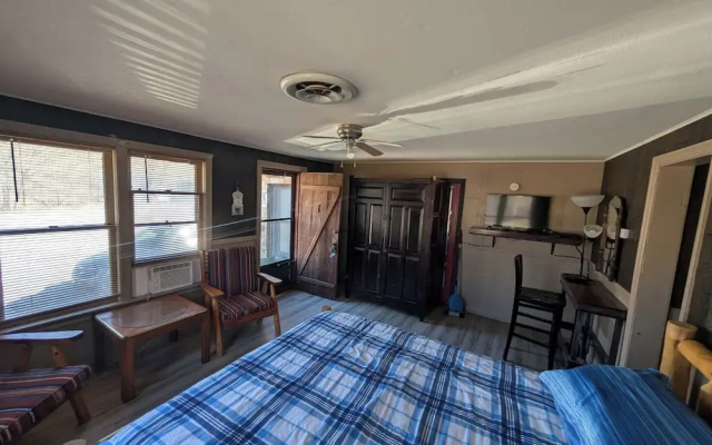 Cedarvale Cabins at Turner Falls