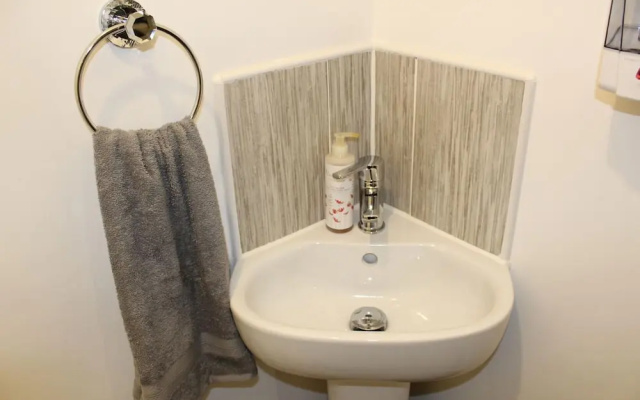 1-bed House - Sleeps 2 - Parking, Wifi