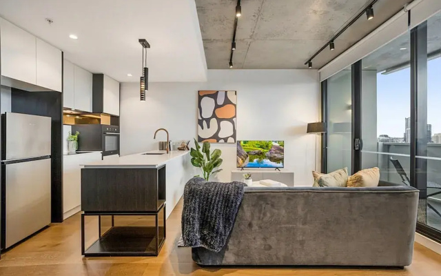 Modern, Executive 1 Bedroom Apartment With Balcony