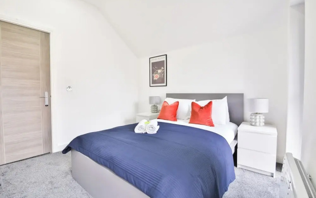 Modern 2 Bed House - Sleeps 4