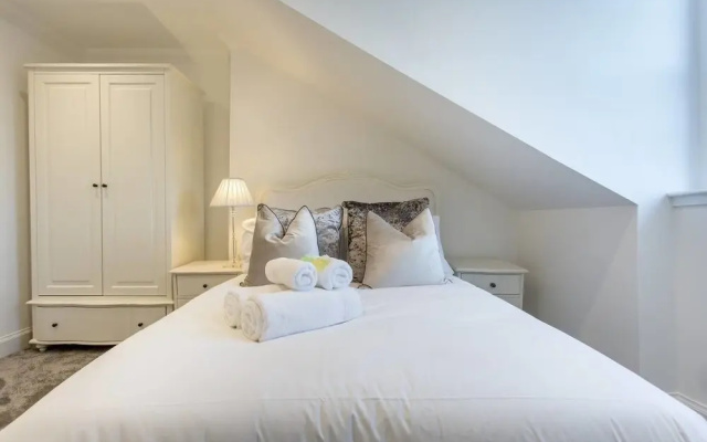 Luxury 4-bedroom Townhouse in Prestigious West End