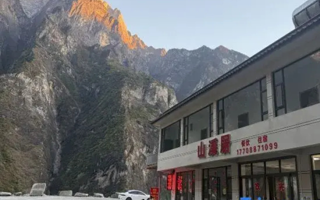 Mountain Stream Retreat Cliffside Homestay