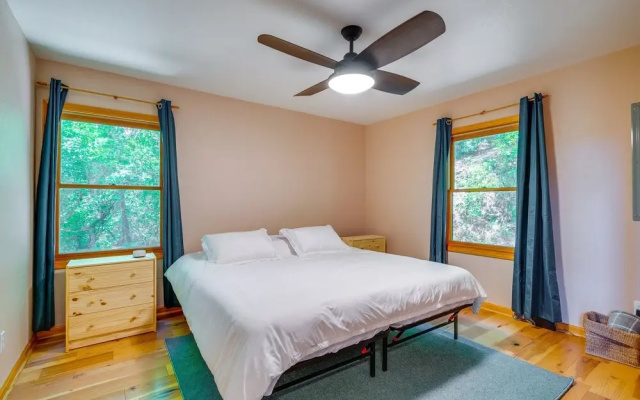 Cozy Murphy Cabin Retreat: Hot Tub & Mtn Views!