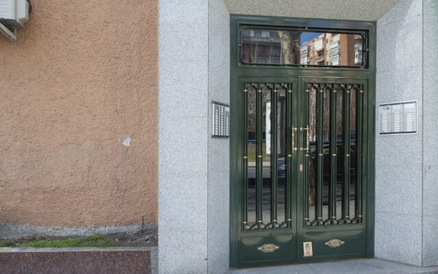 Отель Alterhome Apartamento Plaza de Castilla II вид на фасад