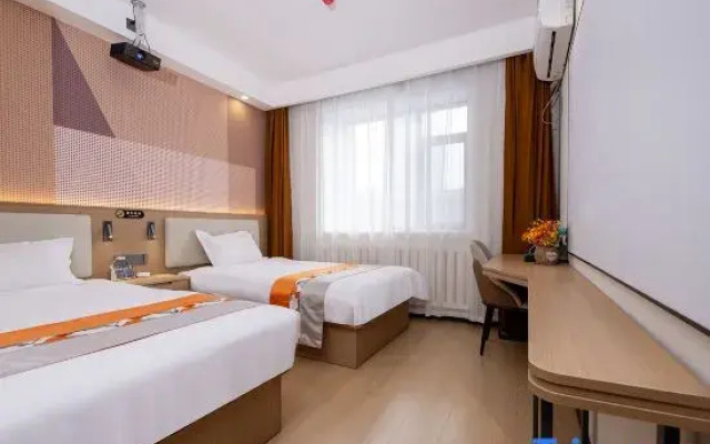 Yayue Hotel (Shihezi Xingfu Road Pedestrian Street)