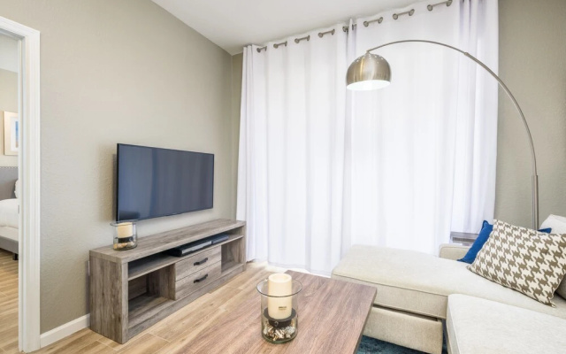 New Vista Cay Lyrica Near Pool Minutes to All Parks and Convention Center