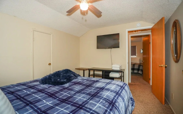 Maple Hill Lodge 2 Bedroom Home by RedAwning