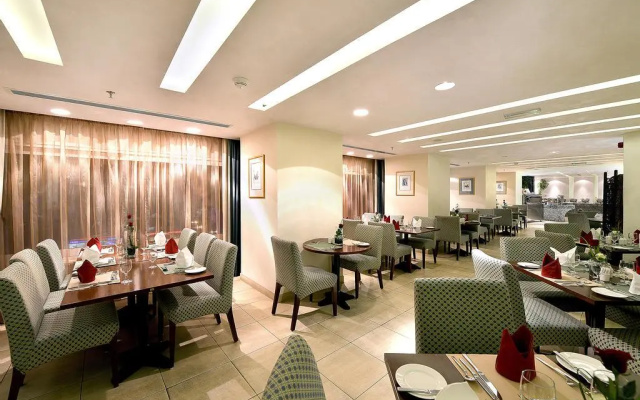 Отель City Seasons Al Hamra Hotel
