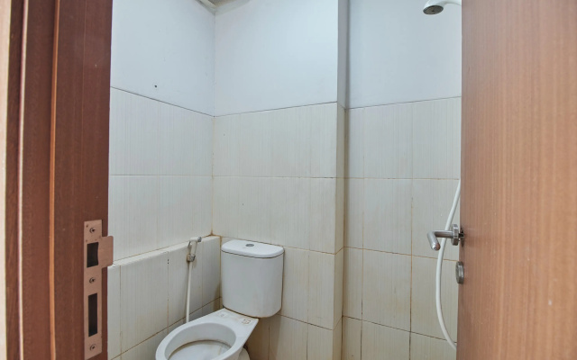 Apartment Green Lake View Ciputat by Celebrity Room By Zuzu