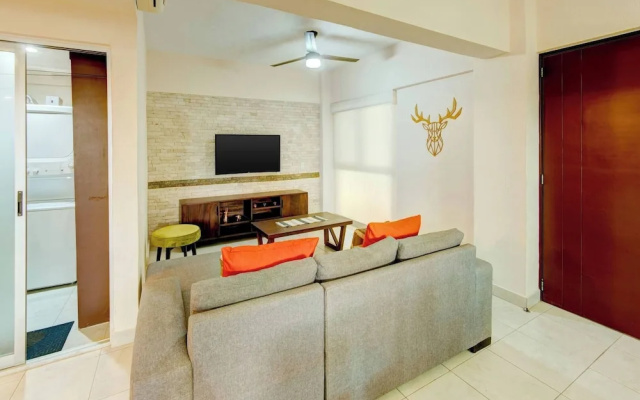 Beautiful Condo With Pool and Close to the Beach