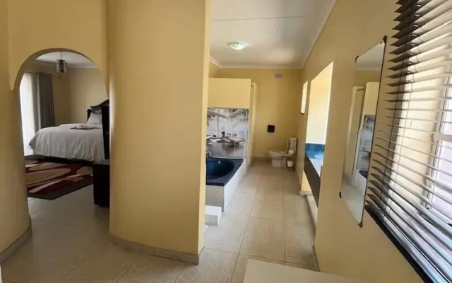 4-bedroom Retreat With Lush Gardens Pool- 2346