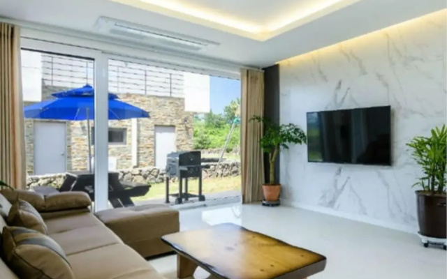 Chandelier Pension
