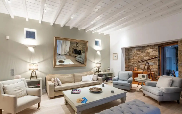 Inviting 8-bed Villa in Ermoupoli - Villa Blueros