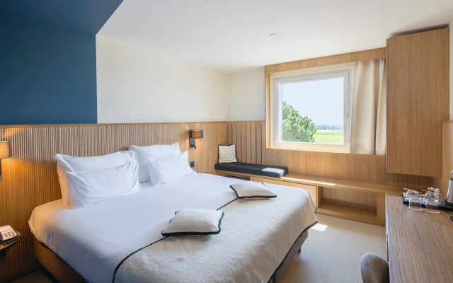 Everness Hotel & Resort