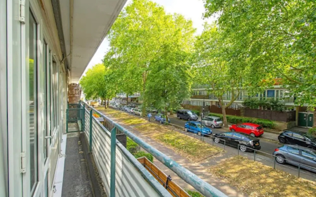 Spacious & Airy Apt w Balcony in Kentish Town