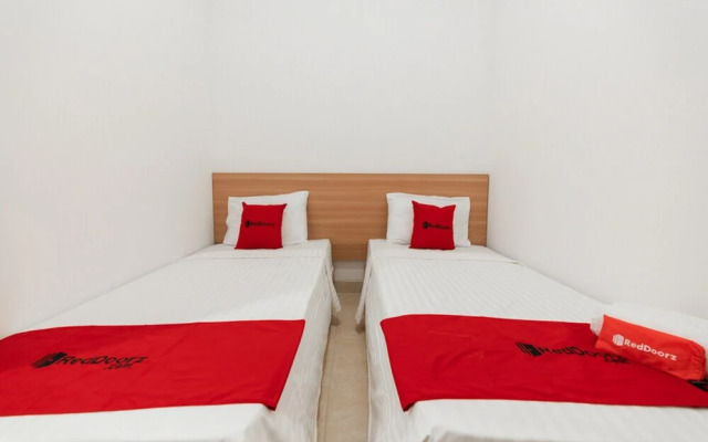 Cemerlang Guesthouse by RedDoorz