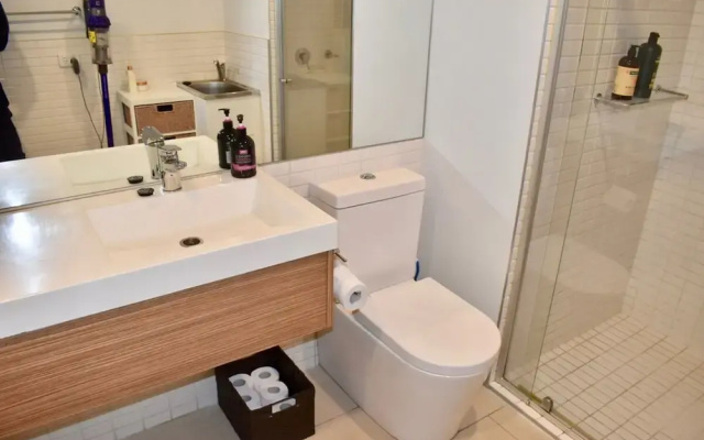 Spacious 1 Bedroom Apartment in the Heart of Melbourne's CBD