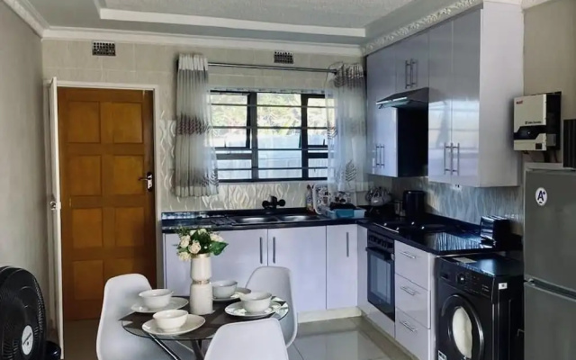 Emerald Suite Sleeps 6 With Free Parking