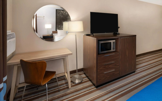 Super 8 by Wyndham Longmont/Twin Peaks