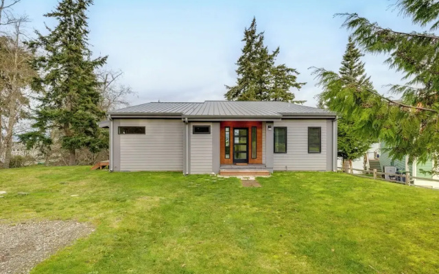 Water Views: Whidbey Island Hideaway w/ Deck
