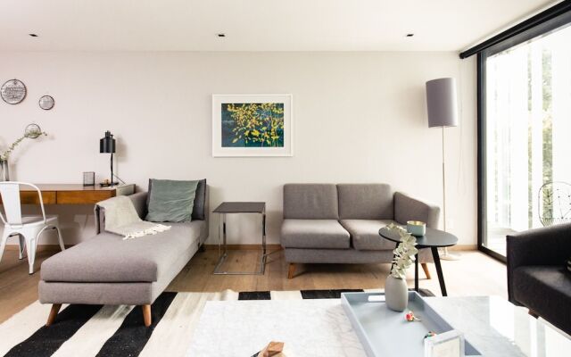 Отель Executive 1BR Oasis With Kitchen & Private Balcony Мехико