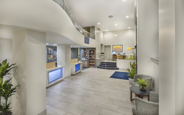 Holiday Inn Express and Suites Atlanta Downtown by IHG