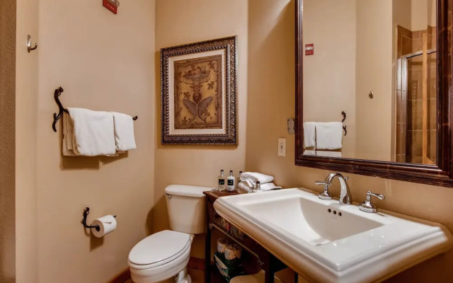 Luxury 3br Ski In-out /firepit, Pool, Sauna 3 Bedroom Condo by RedAwning