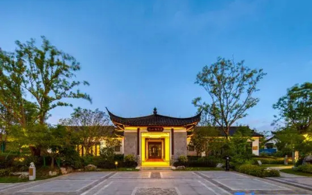 Mountain Lake Hotel in Haining
