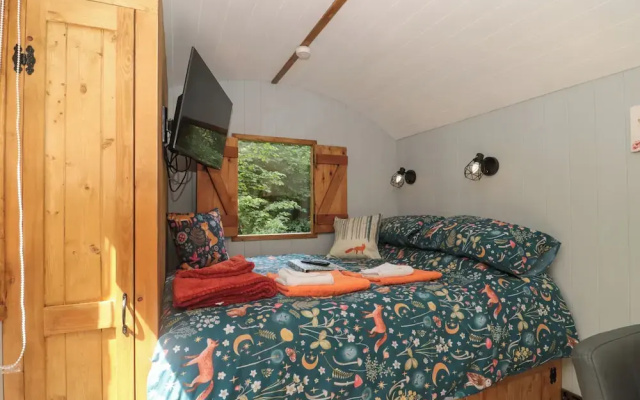 The Foxes Den Shepherds Hut