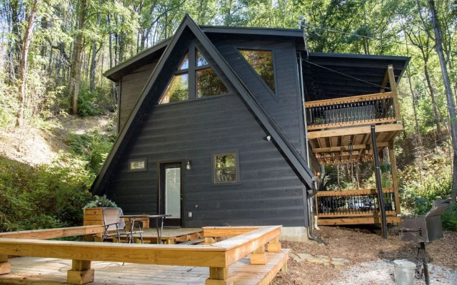 Whispering Waters 1 Bedroom Cabin by Redawning